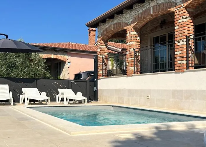 Vila Beautiful Casa Mirejo With Pool In Kastelir